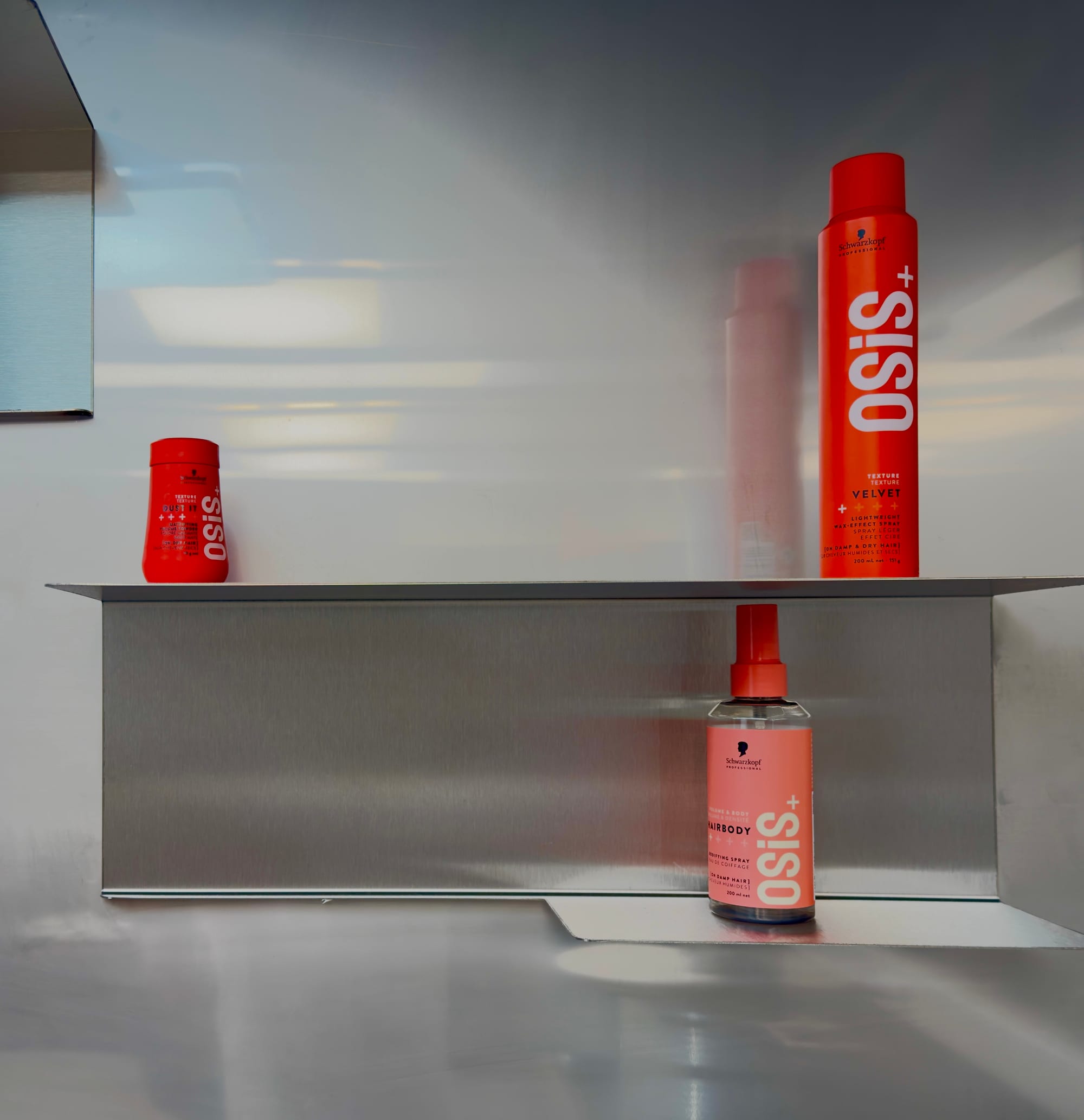 Regal mit Haarpflegeprodukten im The Canvas Salon