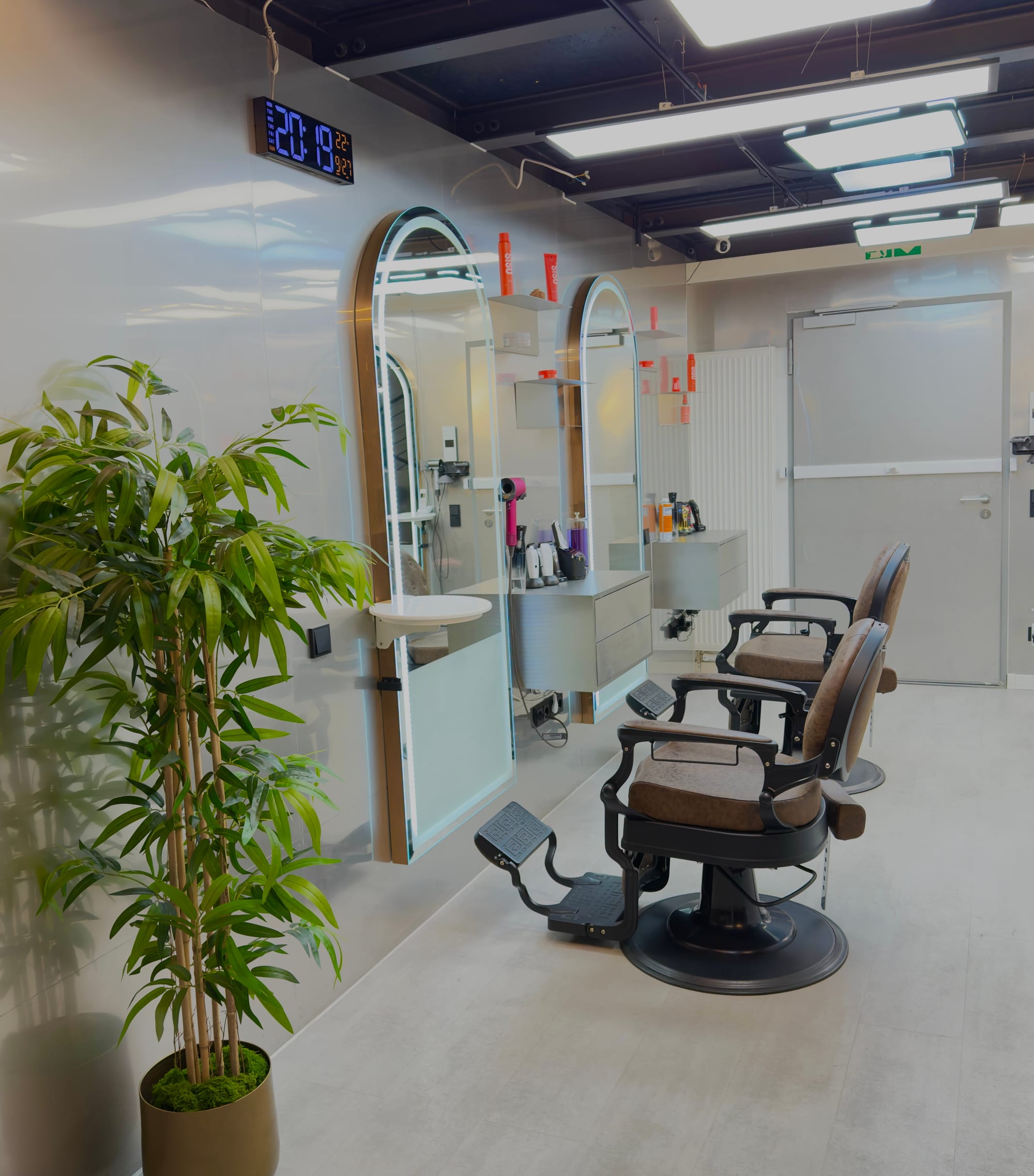 Styling-Platz mit bogenförmigem Spiegel im The Canvas Salon